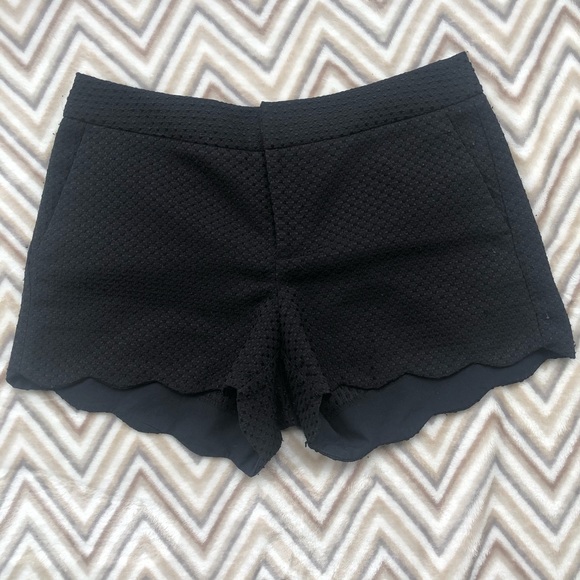 Elle Pants - Elle textured scallop hem shorts - Black - Size 6